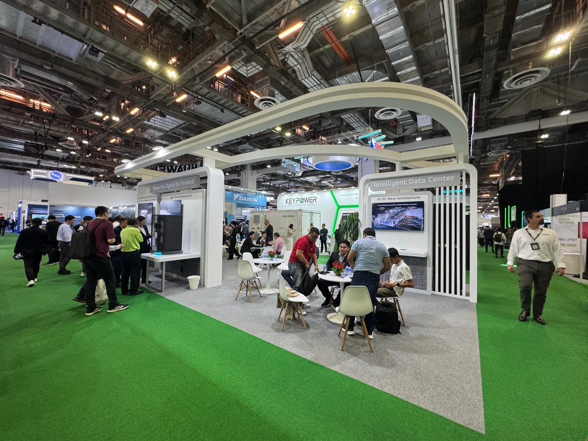 Área de exposição dedicada a soluções para centros de dados na Singapore Tech Week 2025