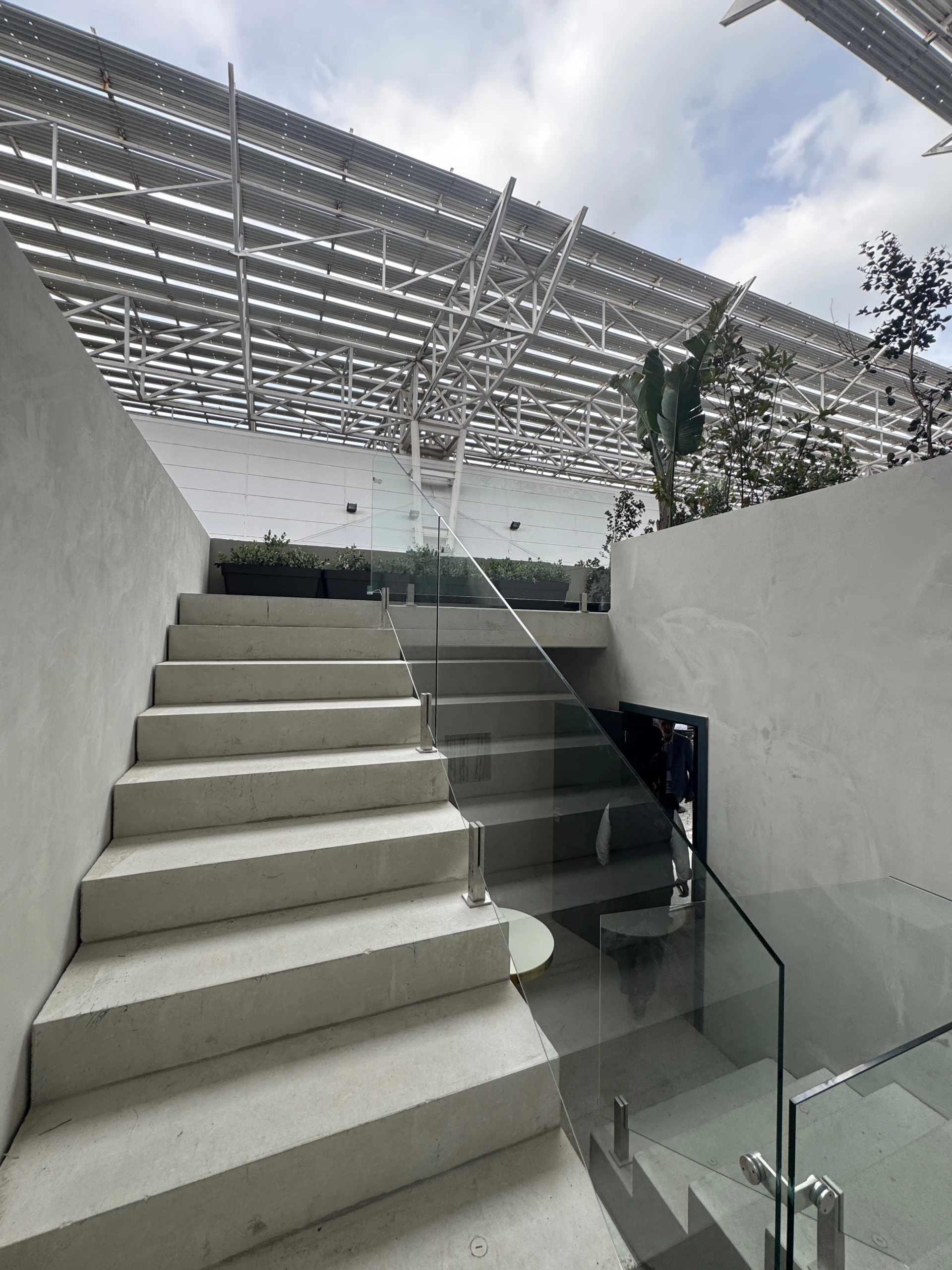 Escada exterior de uma casa modular apresentada na Tektónica 2026